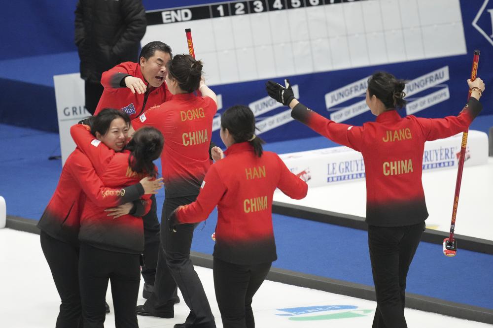 埃基蒂克助攻涉手球争议，主裁观看VAR核查